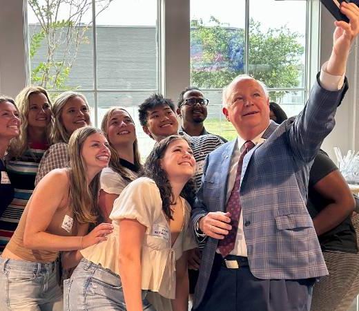 总统 Bonner taking a selfie with students.