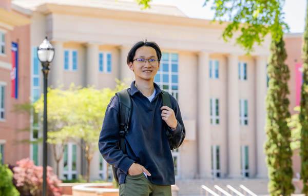 保罗阮, an engineering and music student at the University of 南 Alabama, 他本科期间在蛋白质生物物理学方面的研究获得了2024年戈德华特奖学金.
